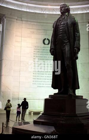 US-Präsident Barack Obama geht mit Tochter Sasha bei einem Besuch in dem Jefferson Memorial 27. September 2009 in Washington, DC. Stockfoto