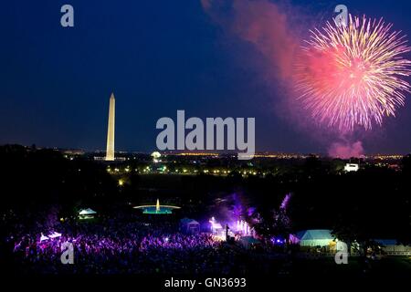 Feuerwerk feiert Unabhängigkeitstag der National Mall und Washington Monument gesehen vom Balkon des weißen Hauses 4. Juli 2012 in Washington, DC. Stockfoto