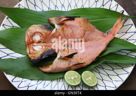 Gegrillter Fisch (Goldbrasse golden Eye), japanische Küche Stockfoto