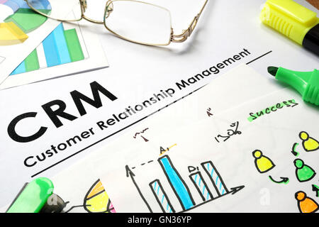 Papier mit Worten CRM Customer Relationship Management. Stockfoto