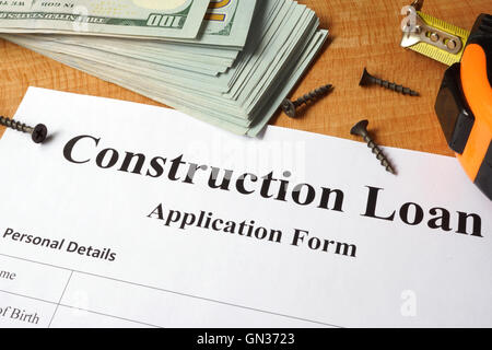 Bau Darlehen Formular auf einem Holztisch. Stockfoto