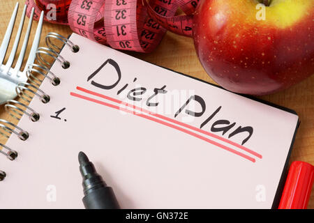 Tagebuch mit einem Rekord Diät-Plan auf einem Tisch. Stockfoto
