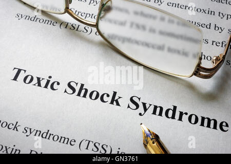 Papier mit Wort Toxic Shock Syndrom TSS und Gläser. Medizinisches Konzept. Stockfoto