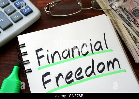 Finanzielle Freiheit auf einem Notizblock mit Marker geschrieben. Stockfoto