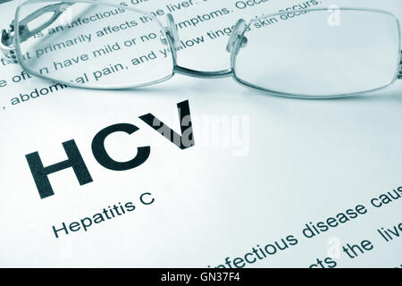 HCV auf einer Seite geschrieben. Medizinisches Konzept. Stockfoto