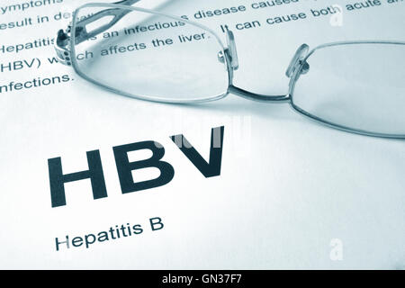 HBV auf einer Seite geschrieben. Medizinisches Konzept. Stockfoto