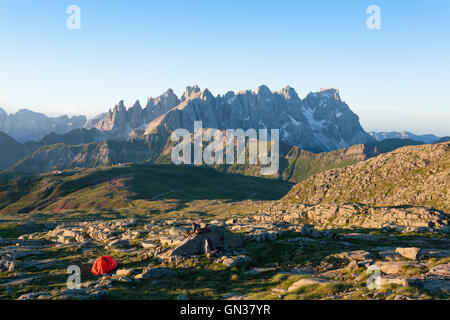 Italienische Bergpanorama im Morgengrauen. "Pale di San Martino" Gipfeln. Sport und outdoor Stockfoto