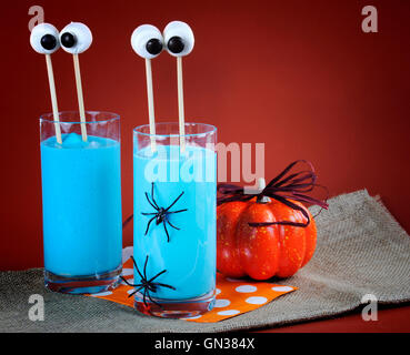 Happy Halloween Marshmallow erweitert Mars Augen in blauen Banane Smoothie zum Spaß party Getränke, mit Textfreiraum. Stockfoto