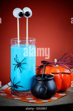 Happy Halloween Marshmallow erweitert Mars Augen in blauen Banane Smoothie zum Spaß party Drink mit zusätzlichen Filter Grenzen. Stockfoto