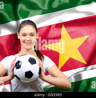 Stolze Frau Fußball-Fan von Suriname Stockfoto