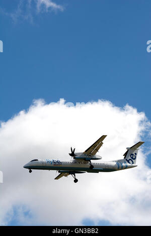 Flybe Bombardier Dash 8 nähert sich Flughafen Birmingham, UK (G-JECJ) Stockfoto