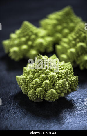 Baby-Blumenkohl Romanesco auf dunklen Schiefer Stockfoto