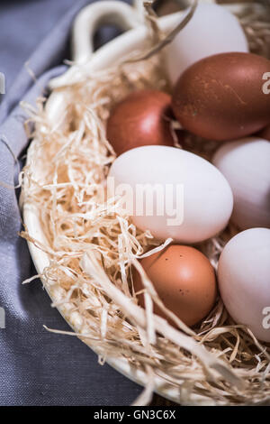 frische Freilandeier in rustikalen Schüssel Stockfoto