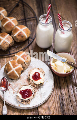 traditionelles Osterfrühstück, Hot Cross bun Stockfoto