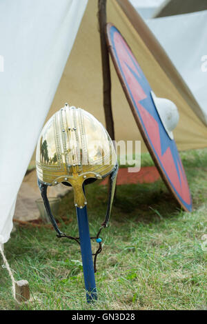 Späten römischen Ridge Helm bei einem Reenactment, Spetchley Park, Worcestershire, England Stockfoto