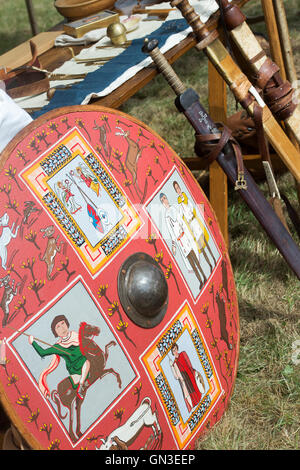 Römischer Schild auf einem Reenactment, Spetchley Park, Worcestershire, England Stockfoto