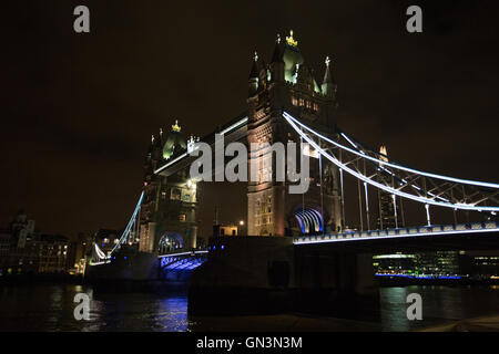 London Bridge, London, UK, nächtliche Szene mit Lichtern auf der Themse, während in einer Straßenfotografie Übung über London zu Fuß. Architekt. Stockfoto