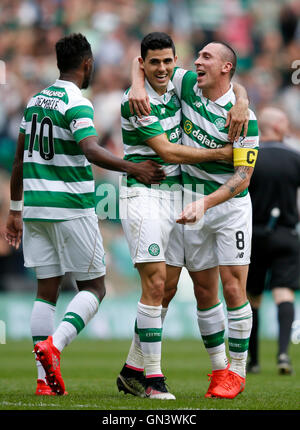 Celtics Tom Rogic feiert Tor seine Seiten vierte mit Teamkollegen Moussa Dembele (links) und Scott Brown (rechts), während die Ladbrokes Scottish Premier League Match im Celtic Park, Glasgow. Stockfoto