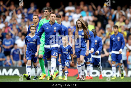 Chelseas John Terry führt seine Seite nach außen für das Spiel in der Premier-League-Spiel an der Stamford Bridge, London. Stockfoto