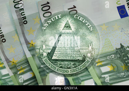 Element des Bildes der Vereinigten Staaten ein-Dollar-Schein, Pyramide, Auge der Vorsehung über einhundert Euro-Banknoten. Konzeptionelle Stockfoto