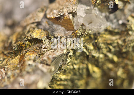 Goldenen Pyrit, Katzengold, ist ein Eisen Sulfid chemische Formel FeS2. Makro Stockfoto