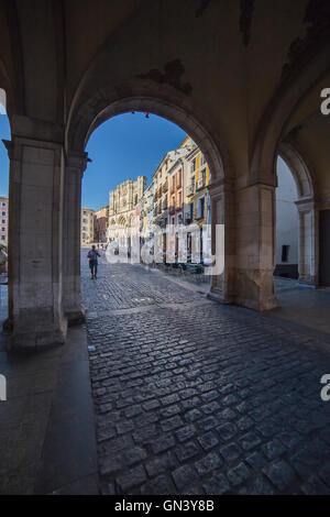 CUENCA, Spanien - 24. August 2016: Ein Bogen führt zur Plaza Mayor in Cuenca, Spanien Stockfoto