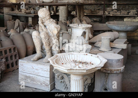 Gipsabguss eines Römers, der nach dem Ausbruch des Vesuv, Pompeji, Italien, in Asche begraben wurde Stockfoto