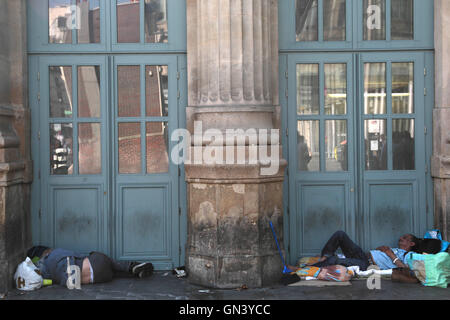 26 August 2016 Paris, Frankreich. Obdachlose schlafen drausen internationalen Bahnhof Gare du Nord in Paris Stockfoto