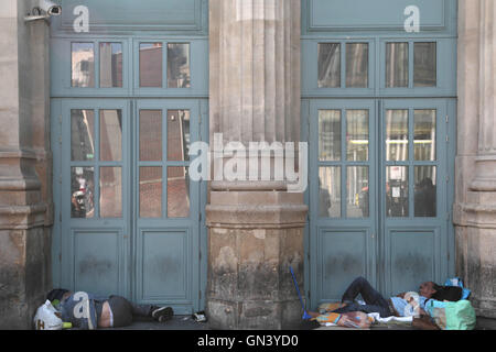 26 August 2016 Paris, Frankreich. Obdachlose schlafen drausen internationalen Bahnhof Gare du Nord in Paris Stockfoto