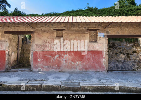 Graffiti der antiken römischen politischen Kampagne an einer Mauer in einer Straße von Pompeji, Italien Stockfoto