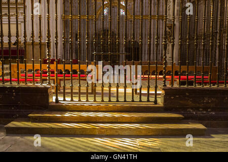 CUENCA, Spanien - 24. August 2016: Innenraum der Kathedrale von Cuenca, Grill des Chores, Renaissance-Grill, der schließt sich den Chor, Spanien Stockfoto