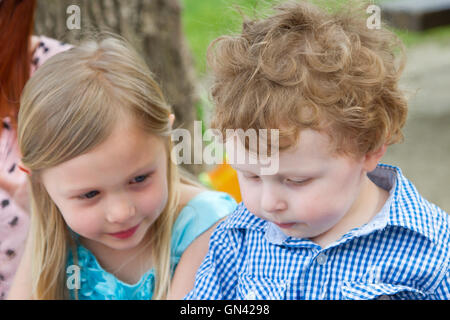 Kinder Eis essen. Stockfoto