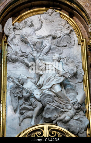 CUENCA, Spanien - 24. August 2016: Innenraum der Kathedrale von Cuenca, neue Kapelle von San Julián oder die transparente, Detail im whi Stockfoto