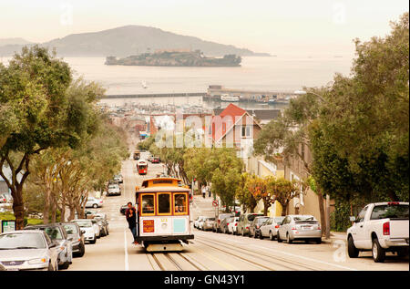 Ein Blick auf Alcatraz von der Hyde Street in San Francisco, Kalifornien. Stockfoto