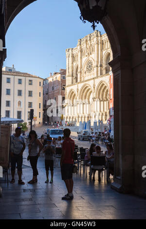 CUENCA, Spanien - 24. August 2016: Ein Bogen führt zur Plaza Mayor in Cuenca, Spanien Stockfoto