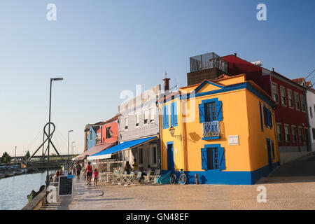 AVEIRO, PORTUGAL - 28. Juli 2016: Häuser durch einen Kanal in das historische Zentrum von Aveiro, Centro Region, Portugal. Stockfoto