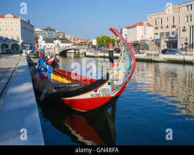 AVEIRO, PORTUGAL - 28. Juli 2016: Moliceiro oder traditionellen Boot im Zentrum von Aveiro, Centro Region, Portugal. Stockfoto