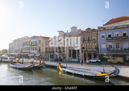 AVEIRO, PORTUGAL - 28. Juli 2016: Moliceiro oder traditionellen Boot im Zentrum von Aveiro, Centro Region, Portugal. Stockfoto