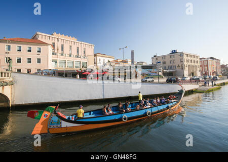 AVEIRO, PORTUGAL - 28. Juli 2016: Moliceiro oder traditionellen Boot im Zentrum von Aveiro, Centro Region, Portugal. Stockfoto