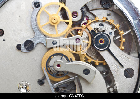 Metall Zahnräder im Inneren Uhrwerk. Ewigkeit, Teamwork, Idee Technologie. Makro. Stockfoto
