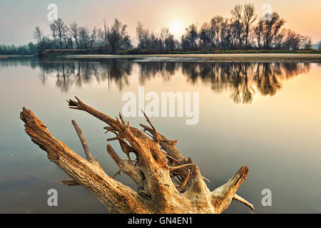 Majestätischen Landschaft. Vistula Flusses, Polen, Europa. Beauty-Welt. Herbstliche Landschaft. Sonnenuntergang über dem Fluss. Stockfoto