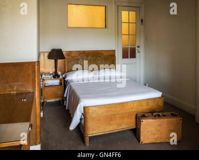 Hotel Zimmer Vintage europäischen Stil mit Gepäck vor Bett. Stockfoto