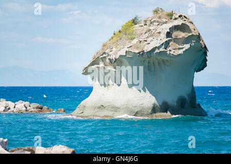 Ischia Pilz-Felsen am Ufer von Lacco Ameno Stockfoto