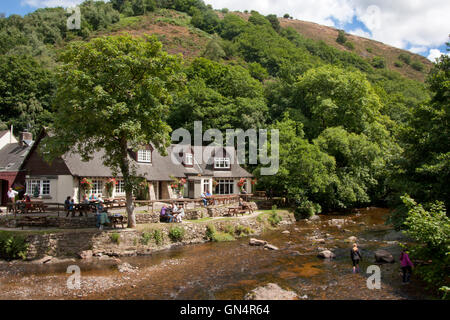 Fingle Bridge Inn über den Fluß Teign in der Nähe von Drewsteignton, im Dartmoor National Park, Devon Stockfoto