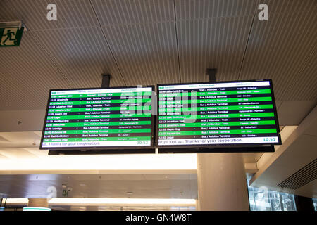 TORONTO - 8. August 2016: GO Zug Plananzeige auf Monitoren in der Toronto Union Station. Stockfoto