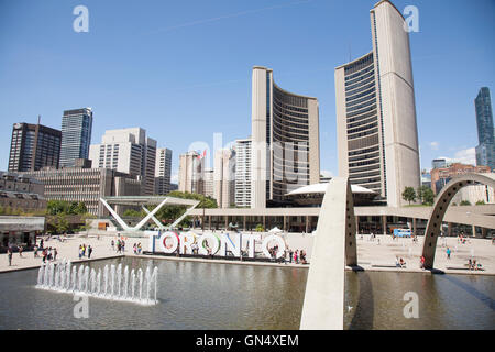 NathanPhillips Square in Toronto, Kanada mit neuen Rathauses, Wasser-Brunnen und das berühmte "TORNONTO"-Kunst-Schild Stockfoto