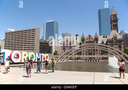 TORONTO - 8. August 2016: Toronto Nathan Phillips Square mit dem Rathaus und dem berühmten "Toronto"-Zeichen. Stockfoto