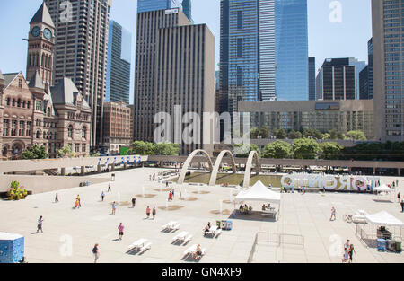 TORONTO - 8. August 2016: Nathan Phillips Square ist ein städtischer Platz in Toronto, Kanada. Es bildet den Vorplatz nach Toronto Stadt Ha Stockfoto