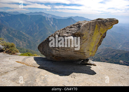 Hängenden Felsen auf den Moro Rock Trail im Sequoia National Park, California, United States Stockfoto