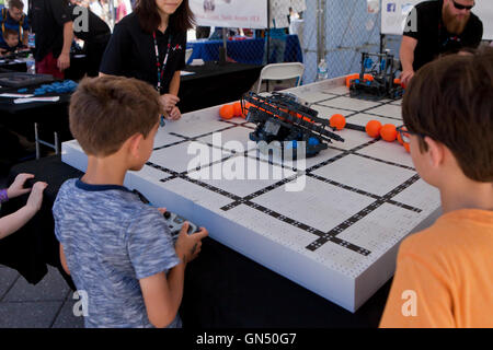 Schulkinder lernen über Robotik in Maker Faire - Washington, DC USA Stockfoto